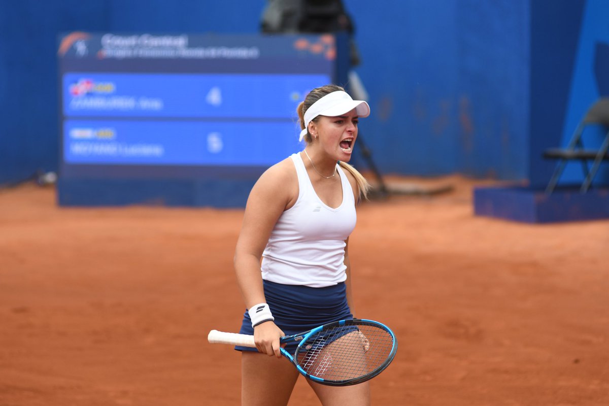 🇦🇷 Luciana Moyano debutó con 18 años en #Santiago2023 y ya sumó un triunfo 🎾

🥇Luli fue oro en los Juegos Panamericanos Junior de Cali en '21 y así se clasificó a esta gran cita en Chile.

Enorme experiencia para una de las promesas del tenis argentino 🙌🏽