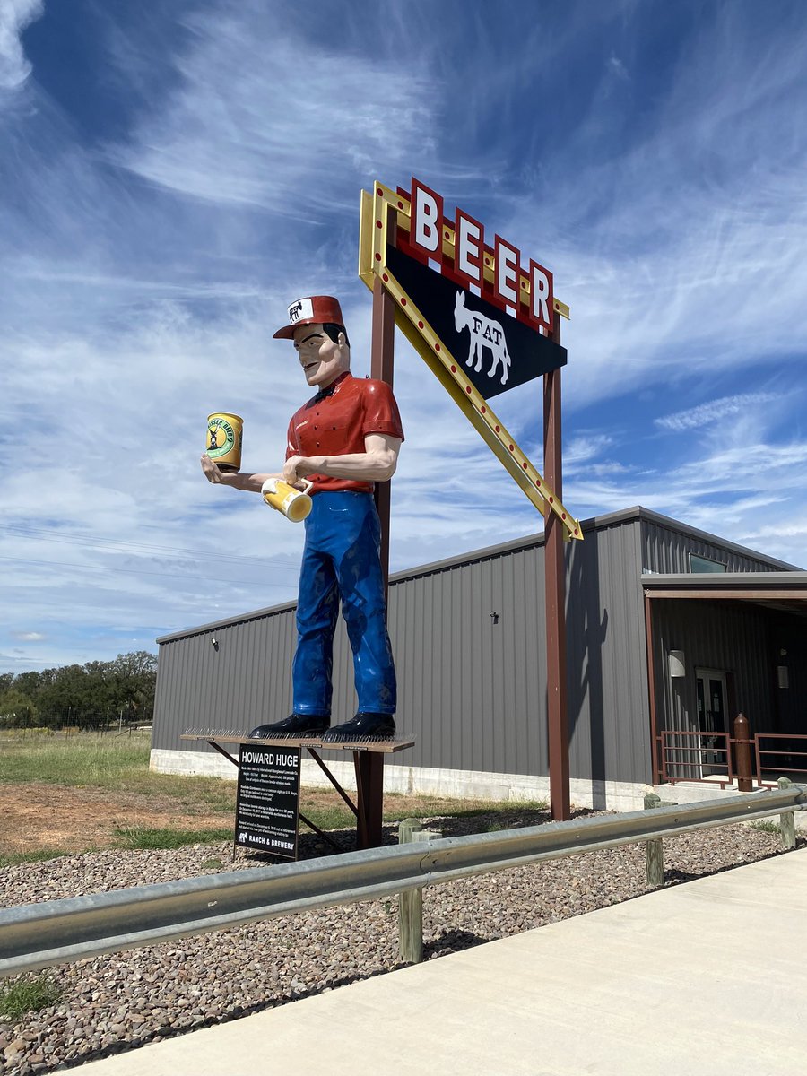BeerExplrsGuide's tweet photo. @FatAssWinery stopped by the brewery for the first time! Favorite was the pumpkin ale 👌 place is awesome 😎 watched some football too #thebeerexplorer #txbeer https://t.co/u4xw6awq0x