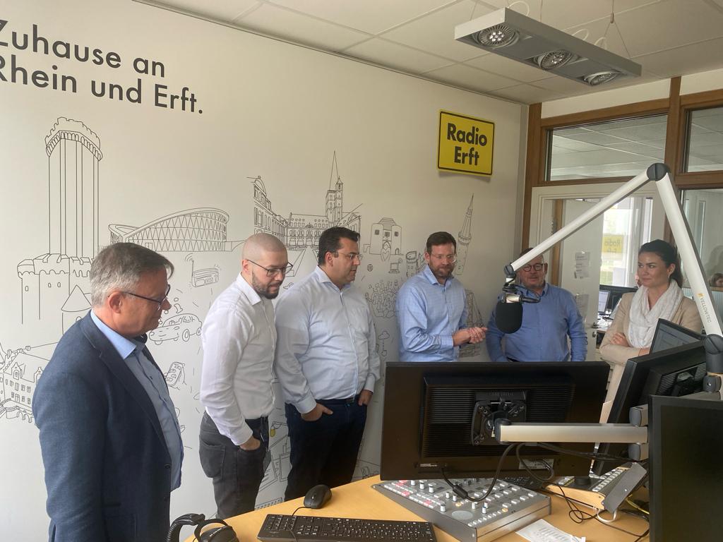 Mitglieder des VCI NRW Kommunikationsausschuss besuchten heute Radio Erft, um zu schauen, wie sich Radio weiterentwickelt und wie die Schnittstelle Chemieindustrie und Radio bestmöglich organisiert werden kann. Dank an Team <a href="/RadioErft/">Radio Erft</a> für Austausch und Einblicke. <a href="/chemieverband/">VCI</a>