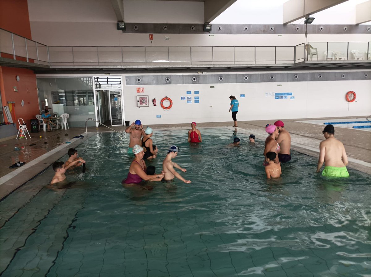 El pasado viernes los alumnos de #EducaciónEspecial disfrutamos en la Piscina cubierta de Puente Genil de una sesión en la que pudimos desarrollar habilidades #motrices, #sensoriales y #perceptivas en un entorno divertido!!@europeansolidaritycorps
#cuerpoEuropeodeSolidaridad