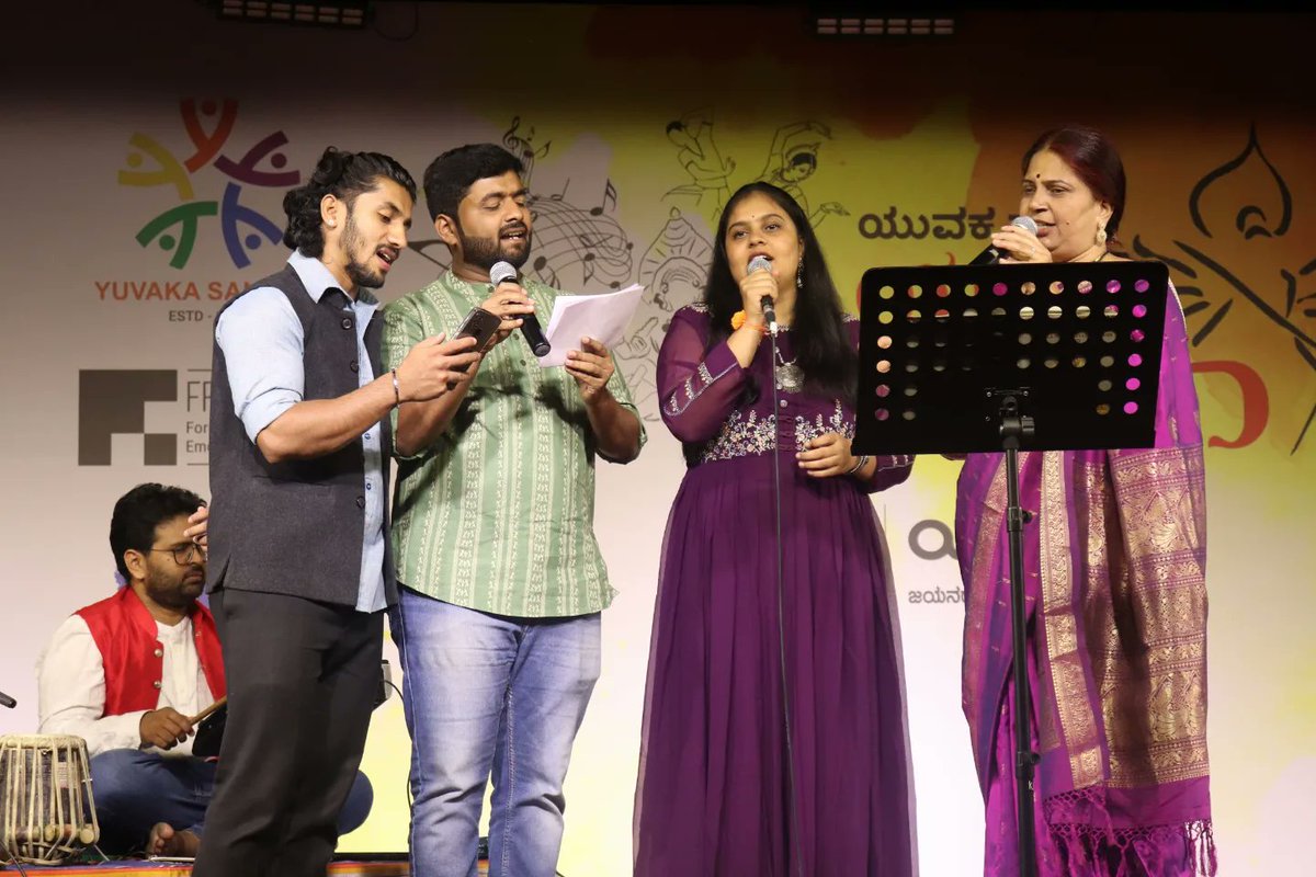 YuvakaSangha's tweet photo. ಭಕ್ತಿಯಿಂದ ಶಕ್ತಿಸಂಚಯಕ್ಕಾಗಿ ಜನಪದರು, ದಾಸಶ್ರೇಷ್ಟರು ನುಡಿದ, ಕವಿವಾಣಿಗಳೊಂದಿಗೆ ನಾದಚೈತನ್ಯದ ರೇಖಾ ಪ್ರೇಮಕುಮಾರ್ ತಂಡದ ಸುಗಮಸಂಗೀತ ಕಾರ್ಯಕ್ರಮ ಯುವ ದಸರಾ ಕಾರ್ಯಕ್ರಮದಲ್ಲಿ.
#Dasara #YuvaDasara #Bengaluru #Jayanagar #Yuvapatha #FreeSpace #ArtMatters #Freespace2u #YuvakaSangha #YouthFest https://t.co/vhdZULEXgs