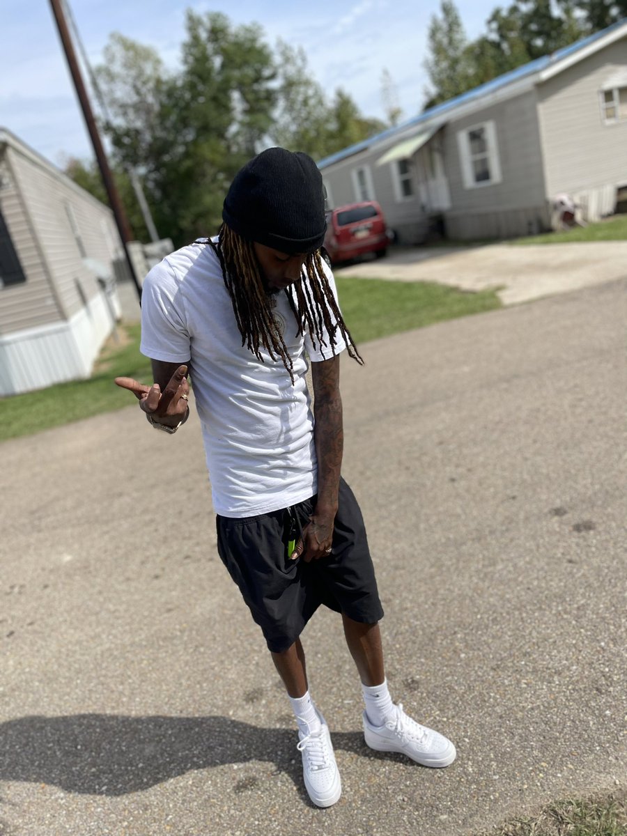 YHotboidee's tweet photo. Ion win every fight but a Nigga Neva ran 🏃🏾‍♂️ me #FreeDaMembers🖤5️⃣ #FreMyLF https://t.co/yxb8vy8nxW