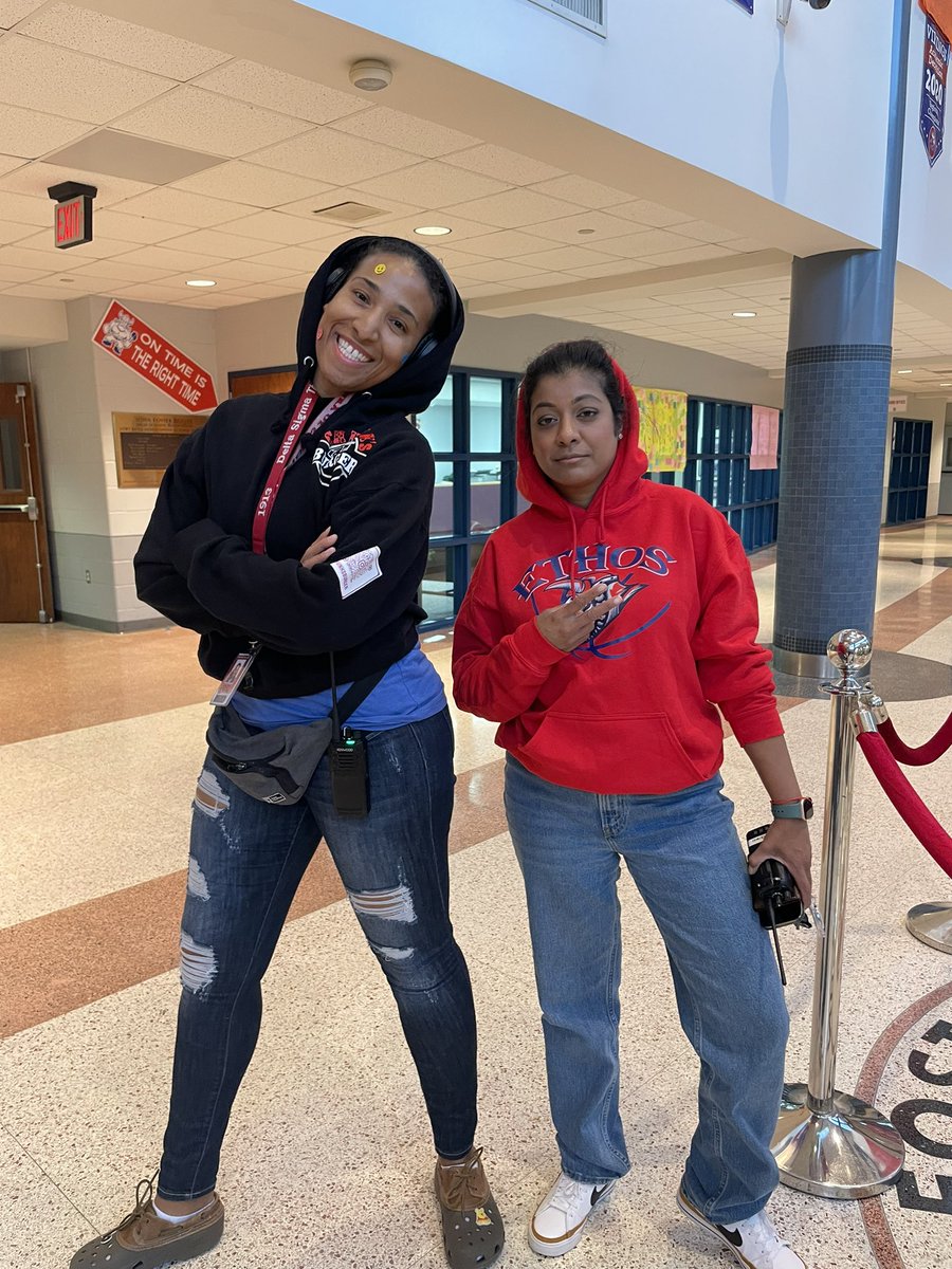 ChristinaJamer4's tweet photo. @DullesCheer How do y’all wear hoodies when it’s hot is ridiculous 🥴🤣 https://t.co/mCck9j9Yuw