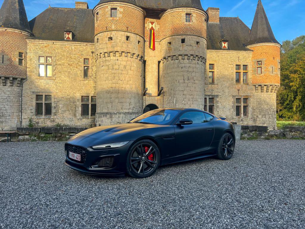 brusselsroads's tweet photo. Après 75 ans de bons et loyaux services, Jaguar fait sa tournée d’adieu pour sa F-Type, mythique voiture de sport. Voici la R75 (édition limitée année modèle 2024)…En attendant la transition électrique

#brusselsroads #jaguarftype #jaguar https://t.co/kGKdRcpoxn
