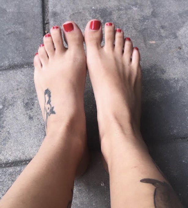 Prettiest feet on twitter goes to @Lov3lyLlc 🏆 https://t.co/KDnNRNsiXA<a class="tags" href="/tag/lov3lyllc">@lov3lyllc</a><a href="/tag/throwbackthrusday"class="tags"><span>#throwbackthrusday</span></a>