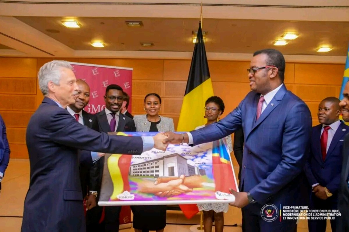 SmanDesign's tweet photo. Notons que la visite du vice-premier ministre JEAN-PIERRE LIHAU à Bruxelles a marqué un jalon important dans la coopération entre la RDC et la Belgique dans le domaine de l'administration publique.

Tableau signé @SmanDesign
Pour vos commandes : +243 811 968 045 / WhatsApp_Call https://t.co/uMLheISHwm