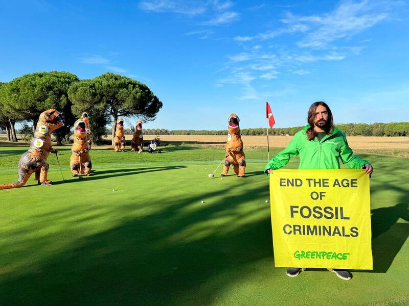 Danes so Greenpeaceovi aktivisti, oblečeni v dinozavre, prekinili golf tekmovanje delegatov konference OMC Med Energy v Ravenni kot znak protesta proti igranju z našimi življenji! 🦖🏌️ #EndFossilCrimes #OMC2023