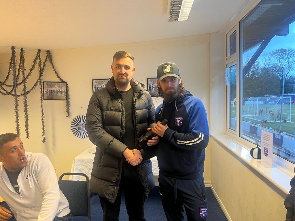 Thanks to MPH Accountancy for their support, sponsoring the game against Hashtag United! 🤝 

Here is Lewis from MPH with their Man of the Match Archie Johnson! 🏆

#UpTheGate