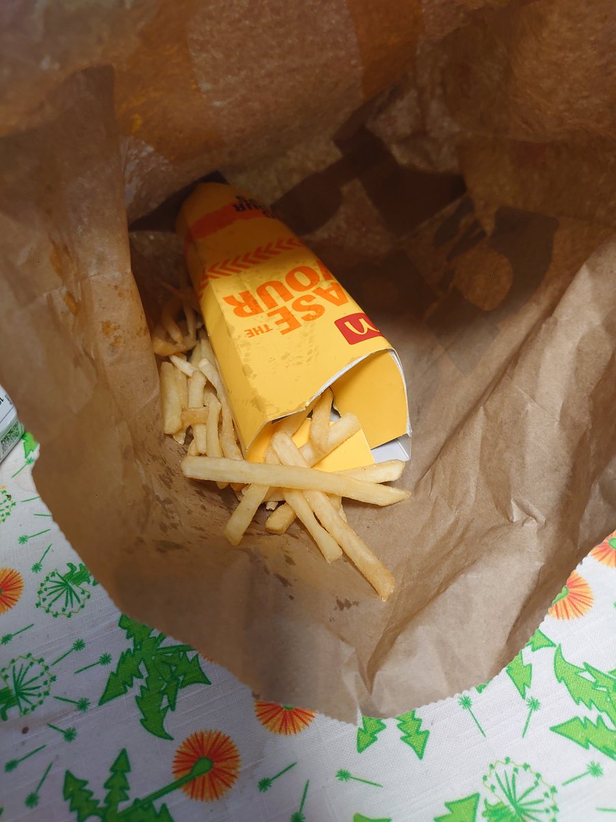 Andreiacocas's tweet photo. @McDonaldsUK you order through your app, there are missing items and no one you can contact about it. I would like a refund https://t.co/BbIOj9ymfs