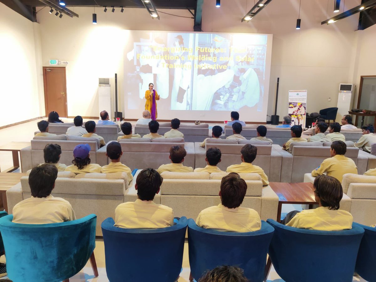 SzabistZabtech's tweet photo. Director #SZABISTZABTech & BOD Member TF, Ms. @WaheedaMahesar, & Secretary BOG SZABIST visited #TharFoundation. Madam Waheeda inspired welding & solar trainees, praised TF facilities, & highlighted TVET's role in eradicating poverty. TF GM, Farhan Ansari, encouraged trainees. https://t.co/uY2mzMVi0h