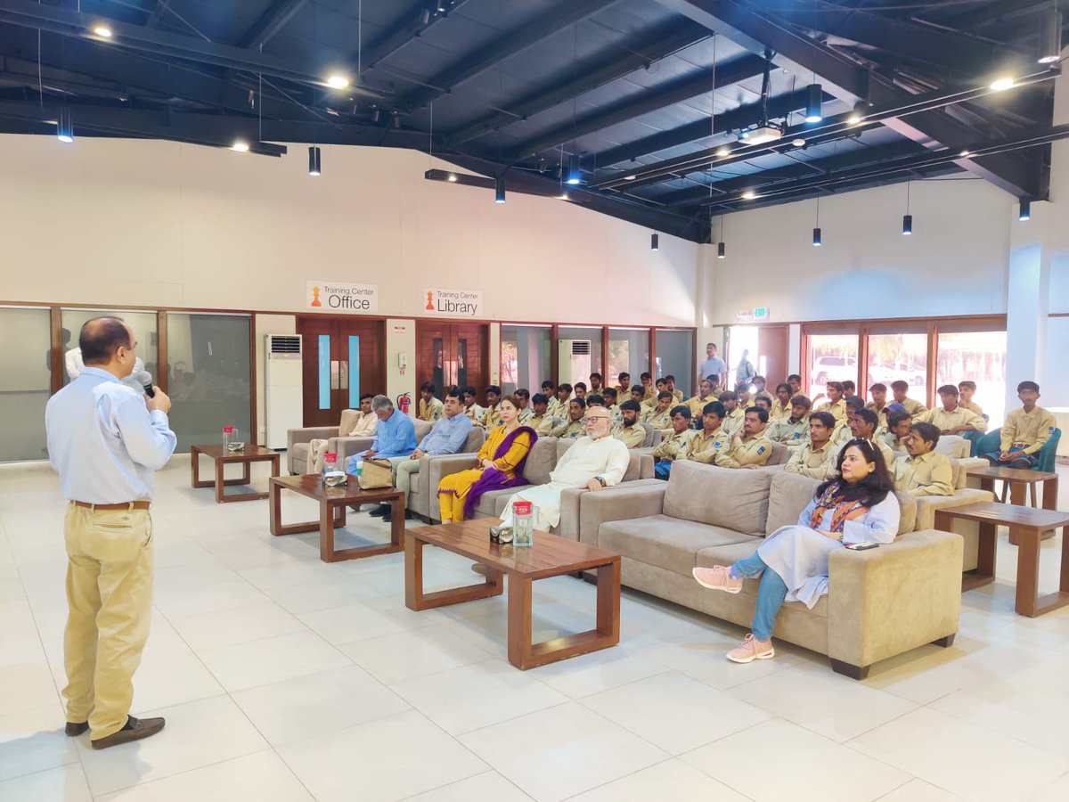 SzabistZabtech's tweet photo. Director #SZABISTZABTech & BOD Member TF, Ms. @WaheedaMahesar, & Secretary BOG SZABIST visited #TharFoundation. Madam Waheeda inspired welding & solar trainees, praised TF facilities, & highlighted TVET's role in eradicating poverty. TF GM, Farhan Ansari, encouraged trainees. https://t.co/uY2mzMVi0h