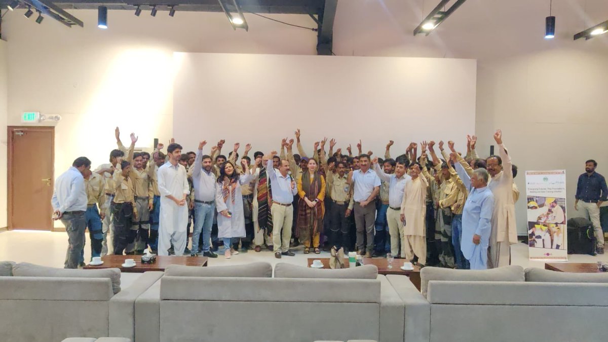 SzabistZabtech's tweet photo. Director #SZABISTZABTech & BOD Member TF, Ms. @WaheedaMahesar, & Secretary BOG SZABIST visited #TharFoundation. Madam Waheeda inspired welding & solar trainees, praised TF facilities, & highlighted TVET's role in eradicating poverty. TF GM, Farhan Ansari, encouraged trainees. https://t.co/uY2mzMVi0h