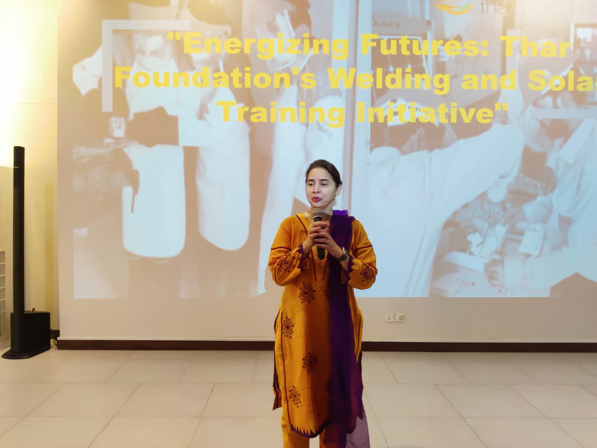 SzabistZabtech's tweet photo. Director #SZABISTZABTech & BOD Member TF, Ms. @WaheedaMahesar, & Secretary BOG SZABIST visited #TharFoundation. Madam Waheeda inspired welding & solar trainees, praised TF facilities, & highlighted TVET's role in eradicating poverty. TF GM, Farhan Ansari, encouraged trainees. https://t.co/uY2mzMVi0h