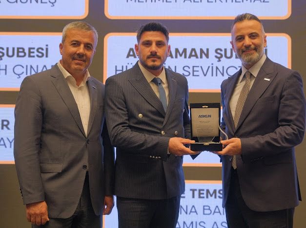 elazigaskon's tweet photo. ASKON Elazığ Şube Başkanımız Abdullah Çınar’a başarılı çalışmalarından dolayı ASKON Genel Merkezi tarafından “Üstün Hizmet Ödülü” verildi.
@ASKON 
@Abdullahcinar23 https://t.co/srZFxcAPpc