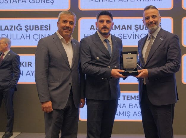 elazigaskon's tweet photo. ASKON Elazığ Şube Başkanımız Abdullah Çınar’a başarılı çalışmalarından dolayı ASKON Genel Merkezi tarafından “Üstün Hizmet Ödülü” verildi.
@ASKON 
@Abdullahcinar23 https://t.co/srZFxcAPpc