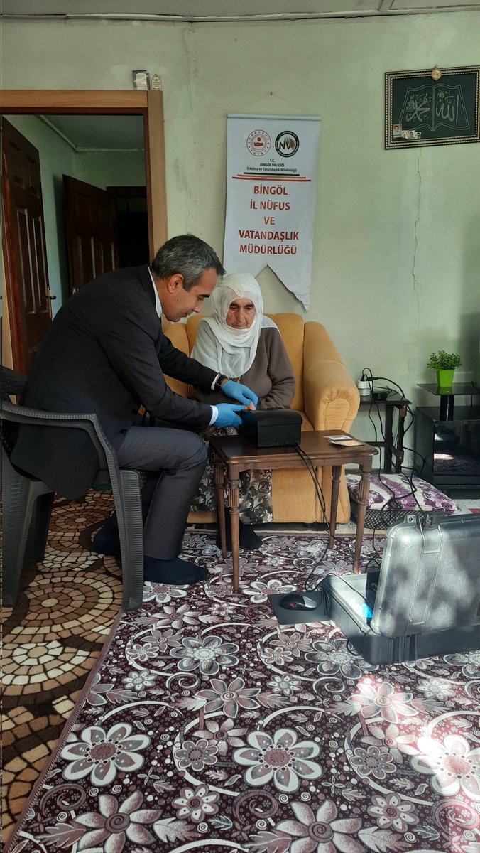 bingolnufus's tweet photo. Cumhuriyetimizin 100. yılında asırlık çınarımız 1916 doğumlu Esma teyzemizin kimlik müracaatını Ilıcalar Beldesi'ndeki adresinde aldık. 
Hayır dualarını eksik etmeyen 
Esma teyzemize sa��lık ve afiyet dolu günler dileriz.  @TCNufus @bingolvaliligi @u_doner

#HayatınızınHerAnında https://t.co/gS8x86ovIF