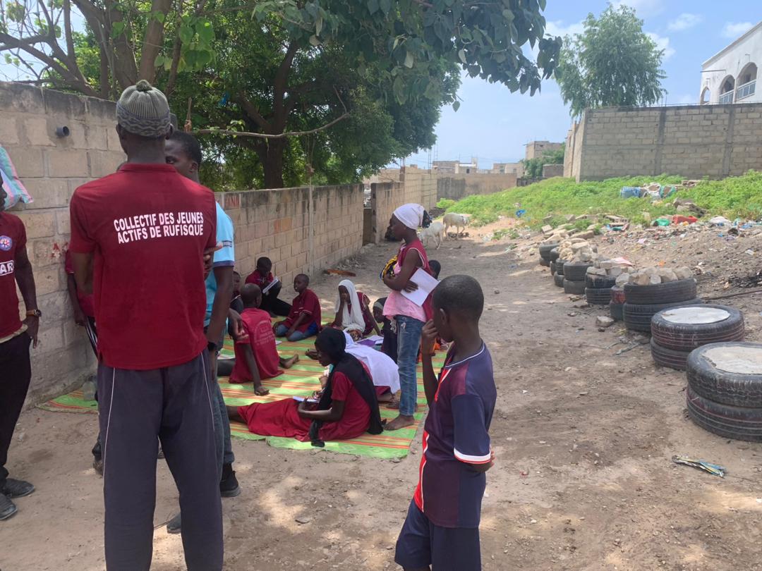 _COJAR's tweet photo. Visite à l'école coranique de l'Imam SALL et distribution de moustiquaires. Vous pouvez voir à côté du Daara, un tas d'ordures que COJAR même s'engage à nettoyé. Et pour cela on fait appelle à @PropreUCG pour une autre journée àl'avenir.
5️⃣👇
#COJAR #Rufisque #Environnement https://t.co/jrZOCYf3fJ