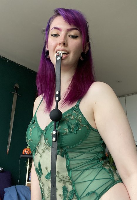 thats not how you wear a gag🤨 https://t.co/j6x4Aff9lJ