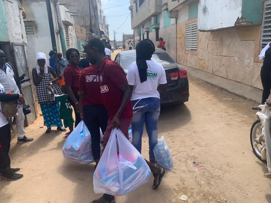 _COJAR's tweet photo. 🏡 De 13h à 14h, nous avons rencontré les chefs de quartier dans les différentes zones à savoir Arafat, Lendeng, Diamono et Gouye Mouride. Nous avons partagé notre projet COJAR et offert des moustiquaires et des T-shirts aux chefs de quartier.
6️⃣👇
#COJAR #Lendeng #Environnement https://t.co/6J1fWw7cUe