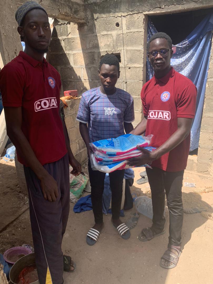 _COJAR's tweet photo. 🏡 De 13h à 14h, nous avons rencontré les chefs de quartier dans les différentes zones à savoir Arafat, Lendeng, Diamono et Gouye Mouride. Nous avons partagé notre projet COJAR et offert des moustiquaires et des T-shirts aux chefs de quartier.
6️⃣👇
#COJAR #Lendeng #Environnement https://t.co/6J1fWw7cUe