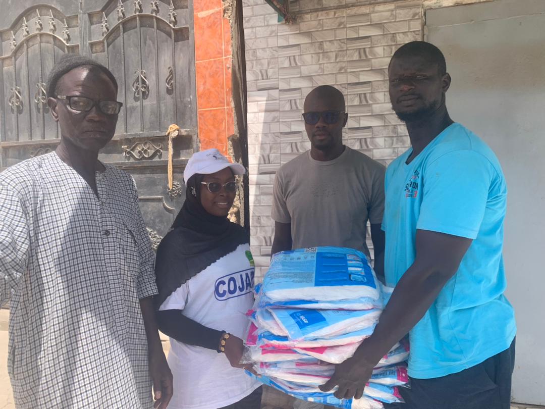 _COJAR's tweet photo. 🏡 De 13h à 14h, nous avons rencontré les chefs de quartier dans les différentes zones à savoir Arafat, Lendeng, Diamono et Gouye Mouride. Nous avons partagé notre projet COJAR et offert des moustiquaires et des T-shirts aux chefs de quartier.
6️⃣👇
#COJAR #Lendeng #Environnement https://t.co/6J1fWw7cUe