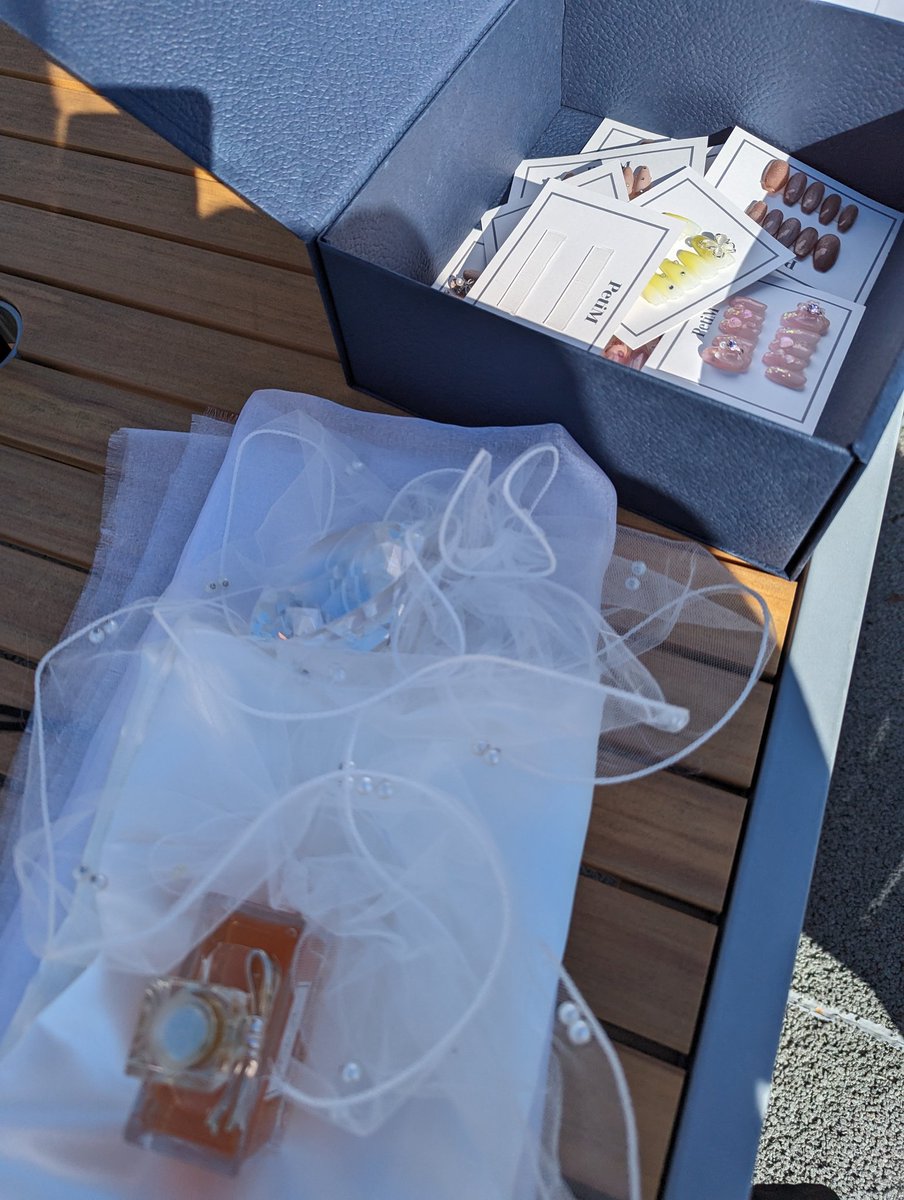 chibiayu_mama's tweet photo. 今日のネイルチップ撮影😆昼間日差しが痛いくらいで22℃とは思えなかった🤣 日焼け止め塗ってないし施設が休館日のようでパラソルがなくて😭サンシェード被ったꉂ🤣𐤔
スマホの画面も反射して見えないしペース掴むまで大変だったよ!
#ネイルチップ販売
#PetiM
#プティム https://t.co/eXxhZysB0S