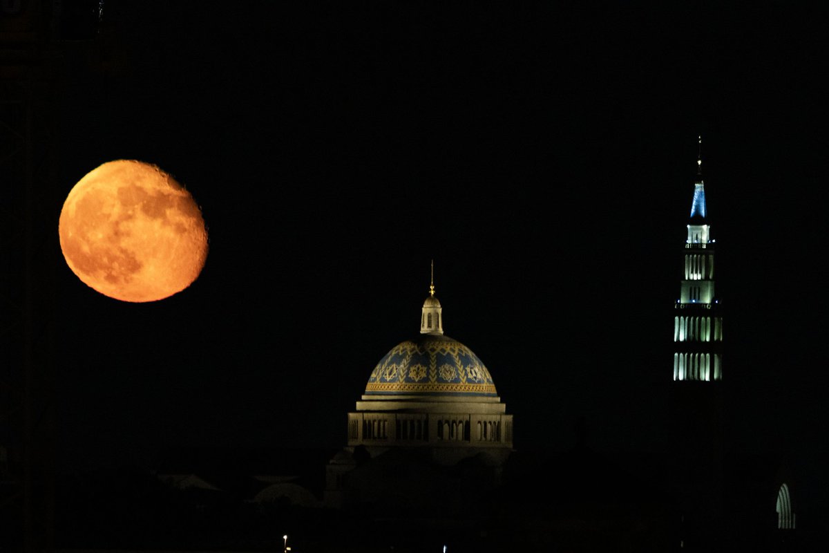 DianeKrauthamer's tweet image. Moon rising behind #CatholicUniversity, shot from #AdMo 🌖