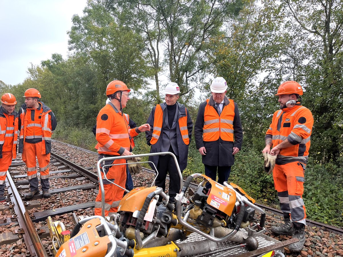 david_valence's tweet photo. Visite d’un chantier de maintenance 
ferroviaire ce matin 
sur la ligne Niort-Saintes, 
à l’initiative de #FerdeFrance… 

Et un constat renouvelé : 

oui, notre réseau ferroviaire 
a besoin de visibilité 
dans ses investissements❗️

#programmation #COI https://t.co/3ft4cs1fSK
