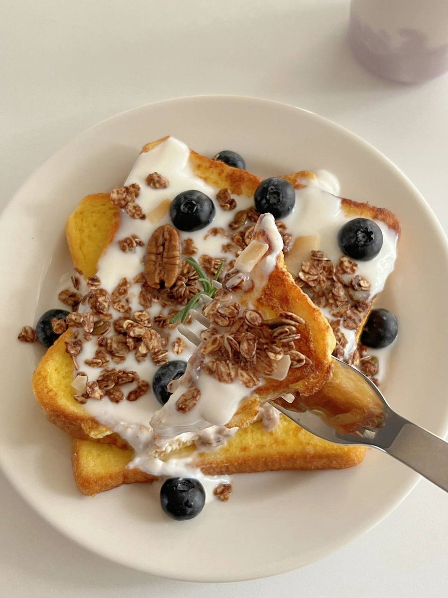 Josephine880725's tweet photo. Today's breakfast is oatmeal with blueberries. https://t.co/u8Mc7qcUlD