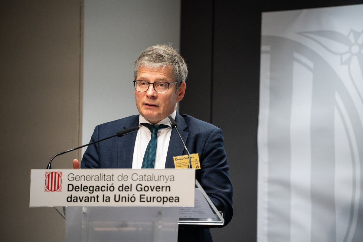Catalonia_EU's tweet photo. 👉 Denis Genton, Director of the EU Pillar of Social Rights Strategy of the @EU_Commission, explained the challenges of the Pillar, as he AI impact on labour, the green transition, digital nomads, housing and essencial services. https://t.co/J8uEInfHYR