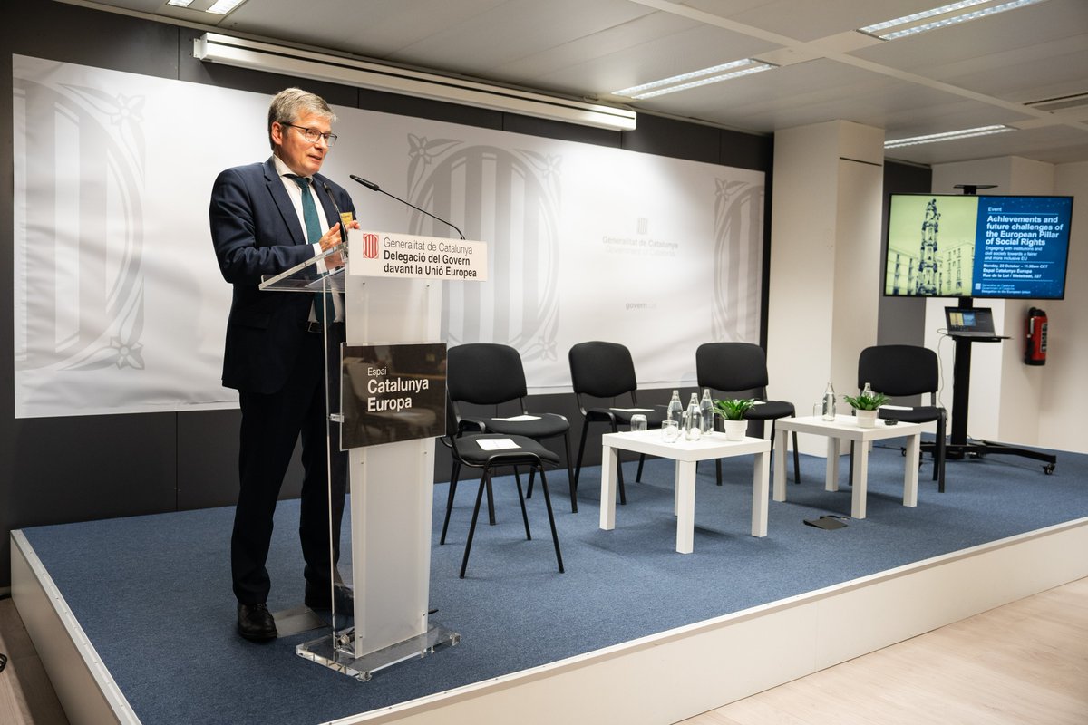 Catalonia_EU's tweet photo. 👉 Denis Genton, Director of the EU Pillar of Social Rights Strategy of the @EU_Commission, explained the challenges of the Pillar, as he AI impact on labour, the green transition, digital nomads, housing and essencial services. https://t.co/J8uEInfHYR