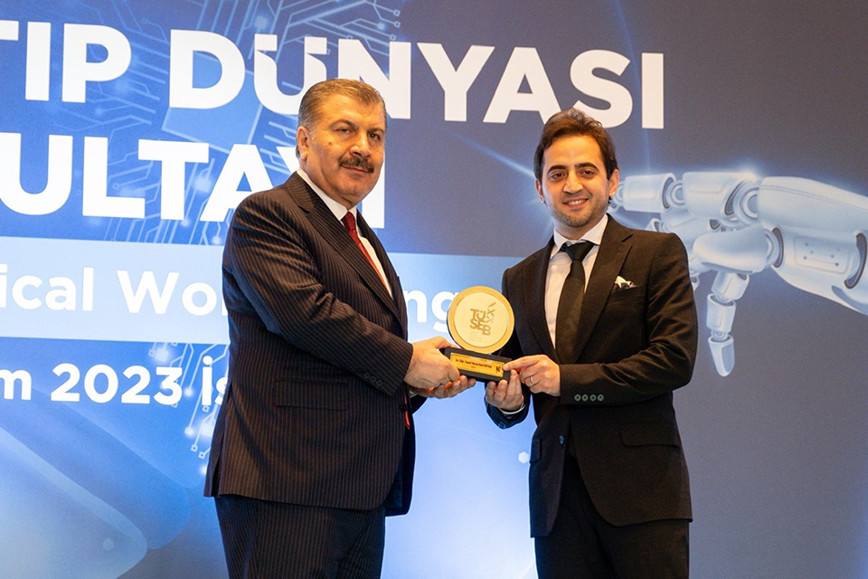yavuznuriertas's tweet photo. 💐Türkiye Sağlık Enstitüleri Başkanlığı Teşvik Ödülü, Sağlık Bakanımız tarafından tevdi edilmiş olup her yıl 5 araştırmacıya verilen bu ödüle layık görülmek mutluluk ve motivasyon kaynağımız olmuştur. Teşekkür ederim. 
@saglikbakanligi
@tusebgovtr 
@drfahrettinkoca 
@dr_eakdogan https://t.co/TeACoTi17P