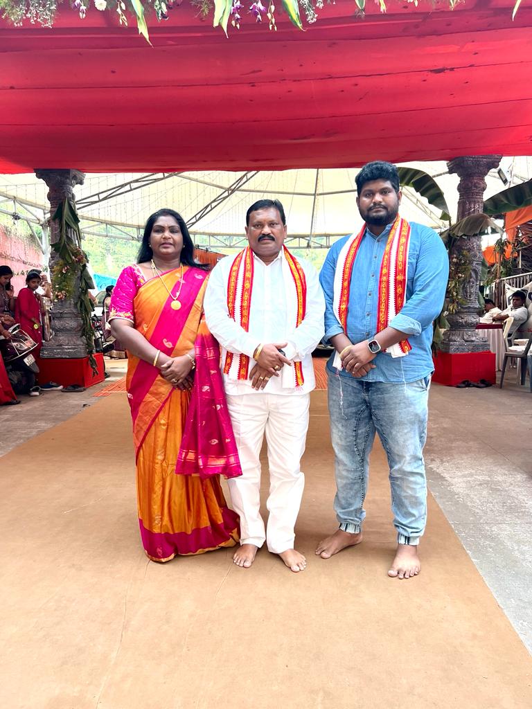 MLAKCB's tweet photo. అందరికీ విజయదశమి శుభాకాంక్షలు...!!
విజయదశమి రోజున విజయవాడలో
 శ్రీ కనకదుర్గమ్మ అమ్మవారు
 శ్రీరాజరాజేశ్వరీదేవి అలంకరణలో ఉన్న అమ్మవారిని 
కుటుంబసమేతంగా దర్శించుకున్నము,
అమ్మవారిని దర్శించుకున్న దేవాదాయశాఖ మంత్రివర్యులు శ్రీ కొట్టు సత్యనారాయణ గారు
#HappyDussehra 
#VijayaDashami https://t.co/LytmZA0AHv