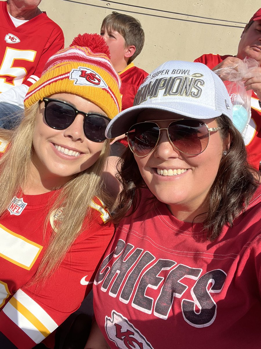 SoCo1989's tweet image. Taylor you for room in that suite for me and my chiefs loving best friend! It’s her bday present!!! @taylorswift13  @tan_cityy  #helpasisterout #chiefskingdom