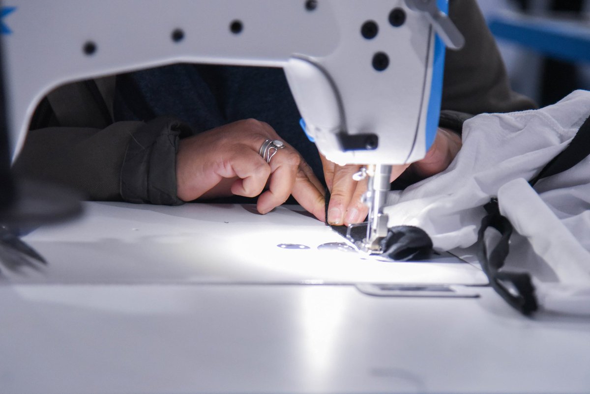 📍 Centro Municipal de Perfeccionamiento 

 🙋🏻‍♀️ Alumnas del taller Textil avanzados se encuentran realizando remeras y distintas terminaciones 🧵🪡