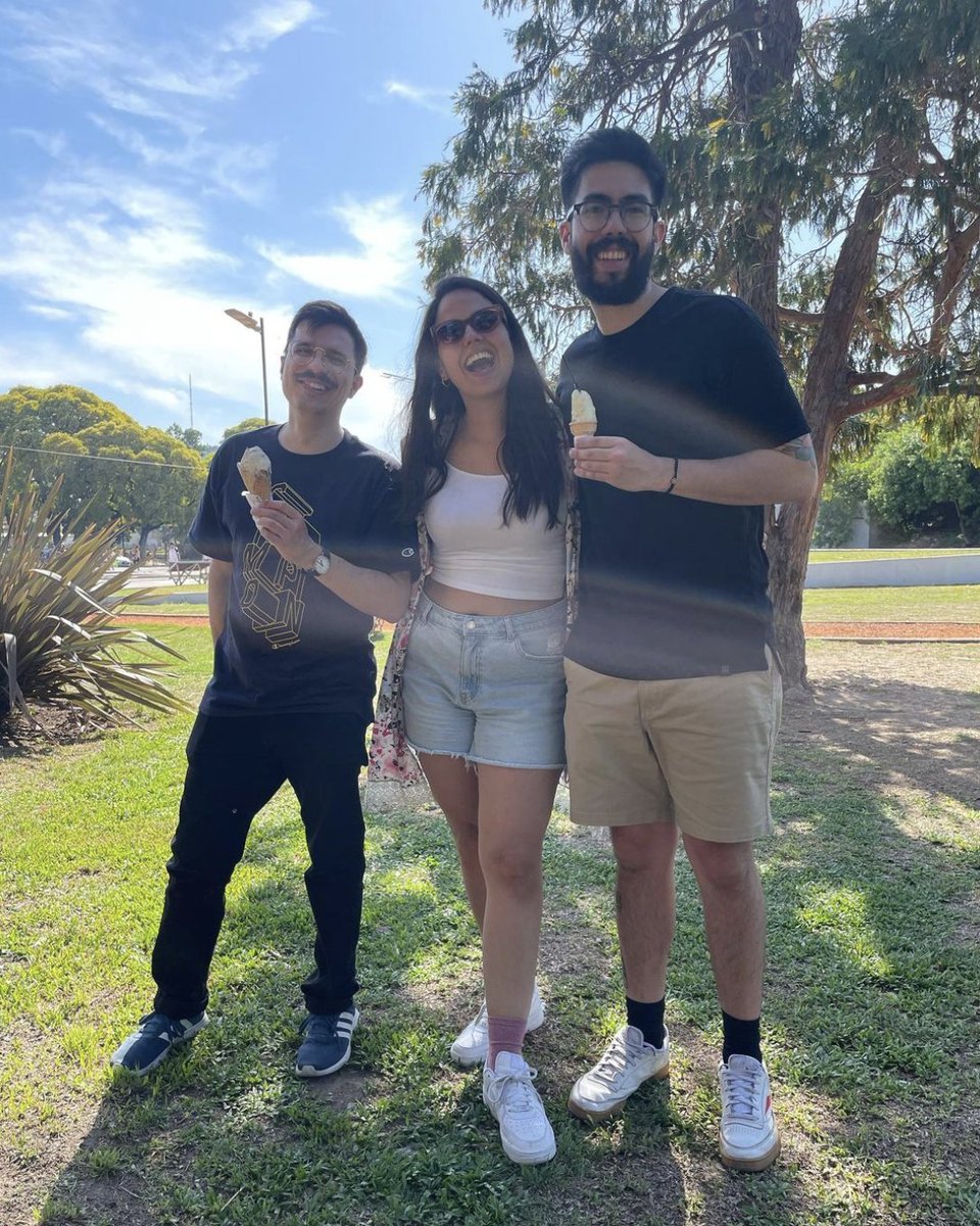 threz_'s tweet photo. El Cuartico      🤝      Escuela de Nada

               Podcast con tres
      talentosos comediantes
    de estatura notablemente
                    diferentes https://t.co/m2rMWcCunJ
