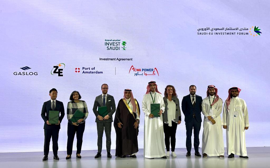 NLinKSA's tweet photo. Commissioner Hilde van der Meer (NFIA) attended the MoU Exchange ceremony between Port of Amsterdam and Acwa Power at the KSA-EU investment forum. The MoU explores the establishment of a green hydrogen export corridor between Acwa Power’s hydrogen production sites and Amsterdam. https://t.co/HrK8HvN527