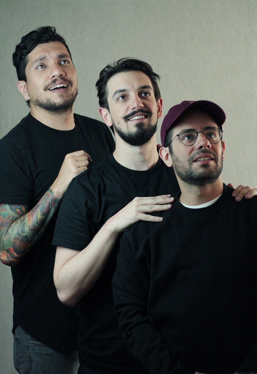 threz_'s tweet photo. El Cuartico      🤝      Escuela de Nada

               Podcast con tres
      talentosos comediantes
    de estatura notablemente
                    diferentes https://t.co/m2rMWcCunJ