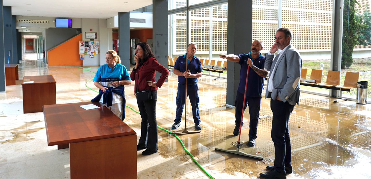 UniHuelva's tweet photo. ÚLTIMA HORA | Mañana martes 24 de octubre retomamos la actividad docente y administrativa, paralizada hoy por los efectos del temporal.

Toda la información: https://t.co/P9TYYbmUGL https://t.co/MYVlLSSDTn