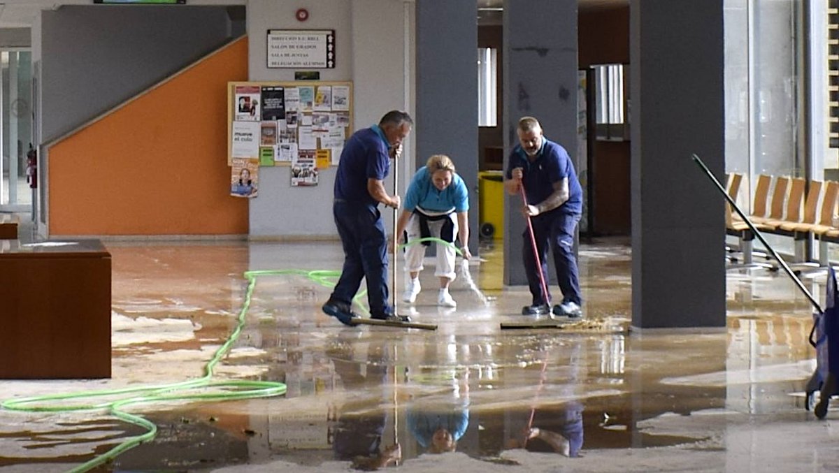 UniHuelva's tweet photo. ÚLTIMA HORA | Mañana martes 24 de octubre retomamos la actividad docente y administrativa, paralizada hoy por los efectos del temporal.

Toda la información: https://t.co/P9TYYbmUGL https://t.co/MYVlLSSDTn