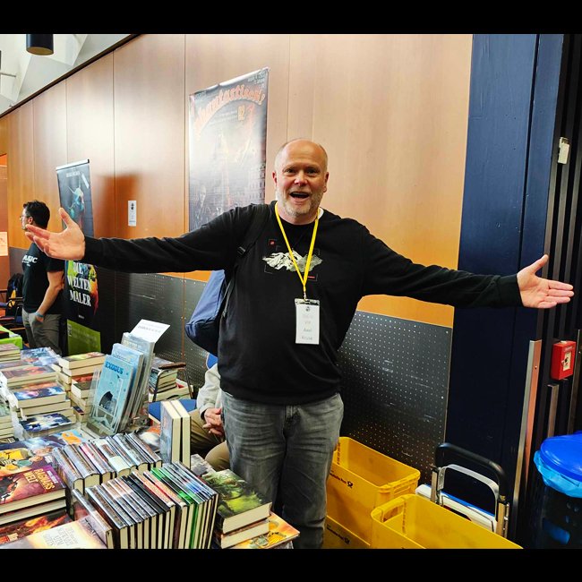 AtlantisVerlag's tweet photo. Was war denn das bitte für ein toller BuCon :D!?! Hier ein paar Eindrücke von Dirk van den Boom.
#bucon #buchmessecon #convention #buchmesse #messe #fair #buch #lesen #bücherwurm #buchliebe #leseliebe #bücherliebe #buchnerd #lesenistliebe #buchblogger #buchbloggerin #phantastik https://t.co/guWVEoKOAR