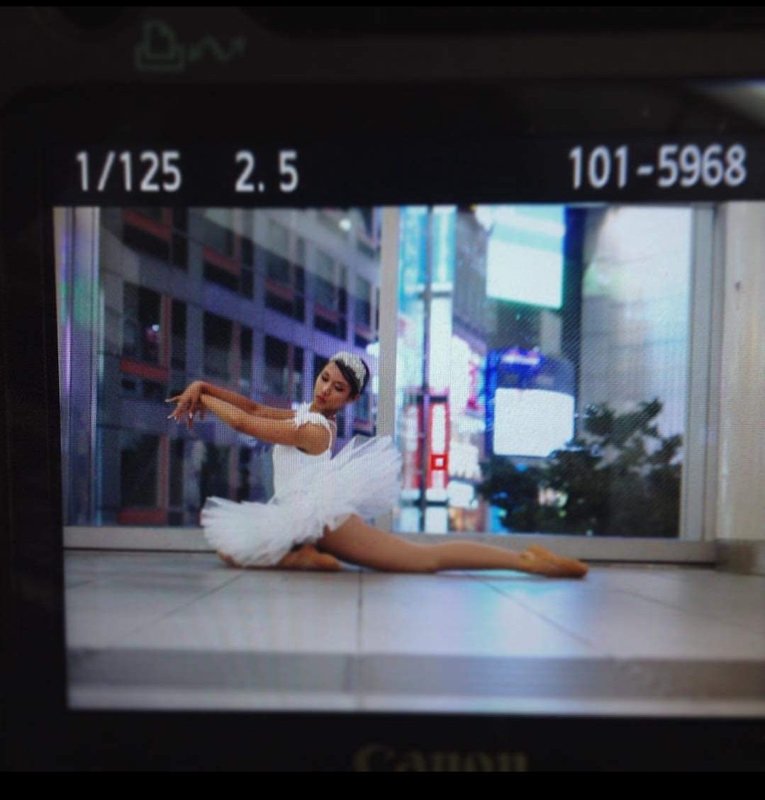 call_me_m4m4's tweet photo. Once upon a time in #Shibuyacrossing #Markcity
#swanlake #urbanballet #urbanart
#urbanphotography #swanlake
(Yes, I was a #balletdancer and instructor and, yes, I did #dance #enpointe 😊) https://t.co/1y0Ai48eKp