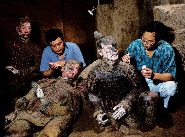 These photographs show the true colours of the freshly unearthed Terracotta Warriors(246-208 BCE) before rapid deterioration due to environmental exposures in 1974