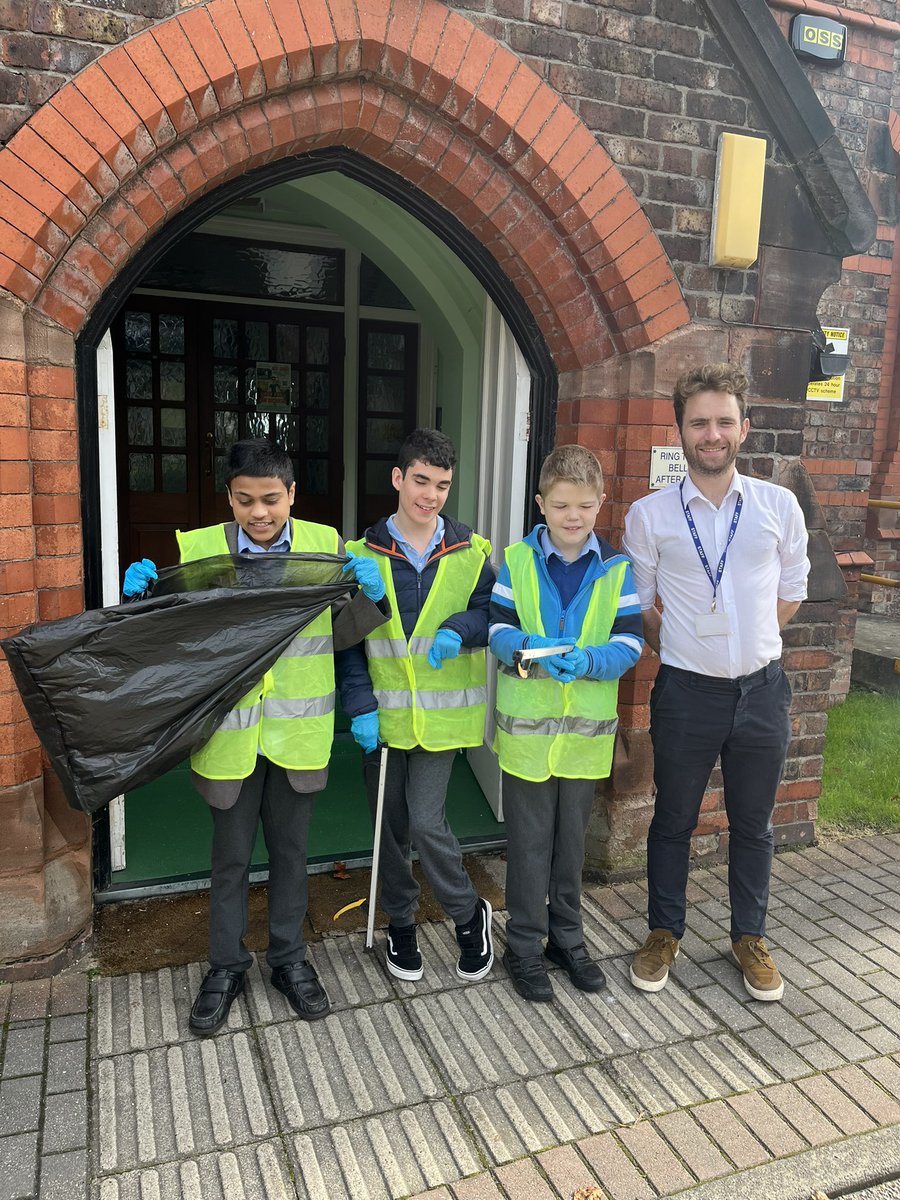 MrCMcSorley's tweet photo. Every week my pupils spend time litter picking to improve the environment and better the community. If everybody did their small bit like my pupils we would have much cleaner streets and happier communities! @StVincentsL12 @MinistryEco https://t.co/hvUGLA5JAO