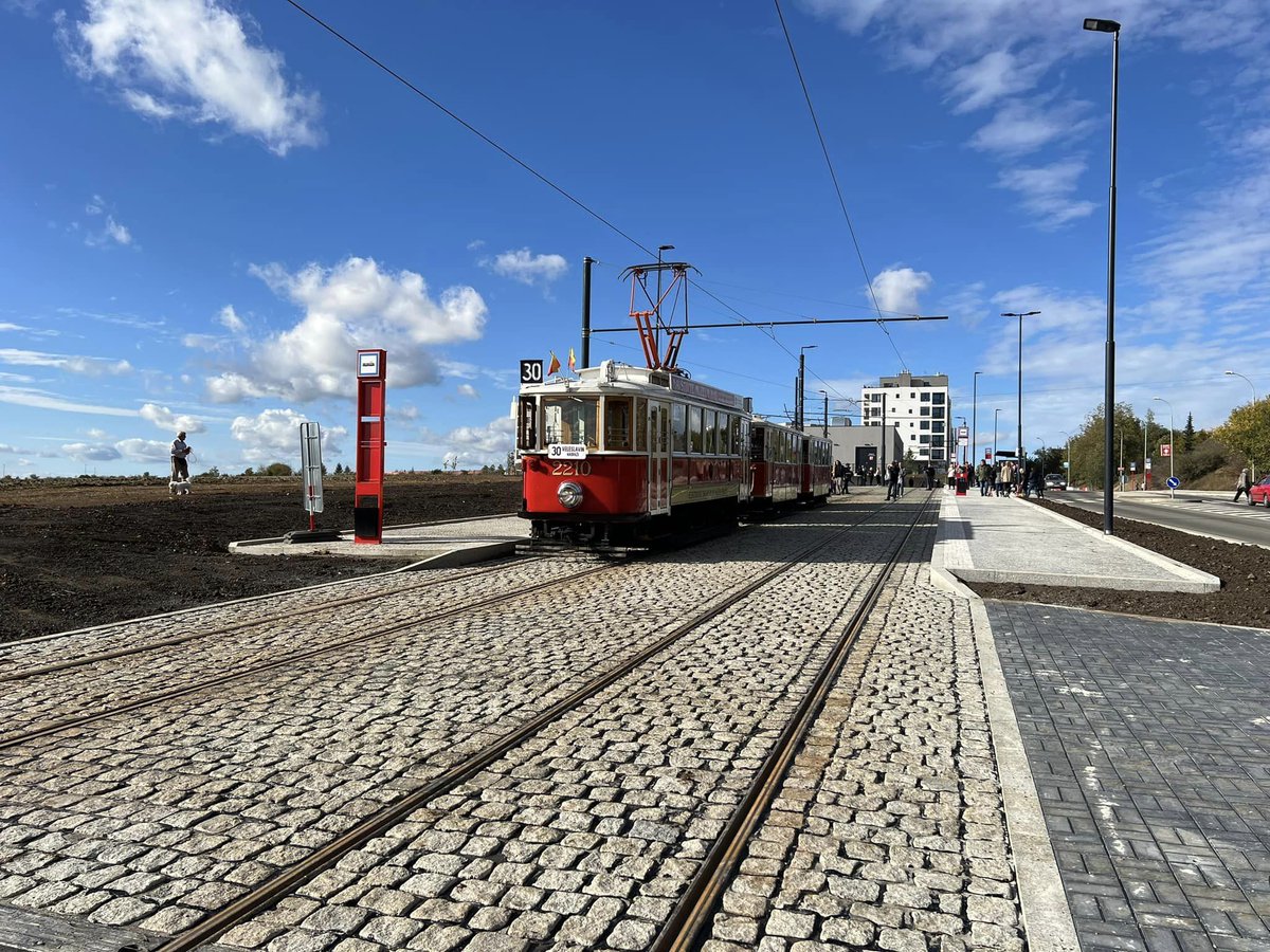 iprpraha's tweet photo. ✅ DĚDINA V PROVOZU 🚋 Dopravní podnik hlavního města Prahy zahájil provoz na novém 2,3 km dlouhém úseku trati. Nabízí pět párů tramvajových zastávek:

🚏 Divoká Šárka, Vlastina, Sídliště Na Dědině, Ciolkovského, Dědina

⑳ + ㉖ Úsek trati obsluhují linky č. 20 a 26.

🚋 Tramvajová trať vede z obratiště Divoká Šárka Vlastinou ulicí do sídliště Na Dědině a dále podél Drnovské ulice na novou konečnou zastávku Dědina (obratiště). 

🌳 Provedena byla i rozsáhlá výsadba nových stromů.

📸 @ZdenekHrib a @DPPOficialni