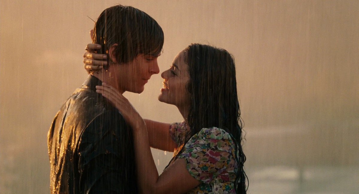 musictrendscol's tweet photo. Se cumplen 15 años desde el estreno de High School Musical 3: La Graduación y aquí les tenemos la escena final de la peli 🧑‍🎓♥️ https://t.co/fNHurUZZQX