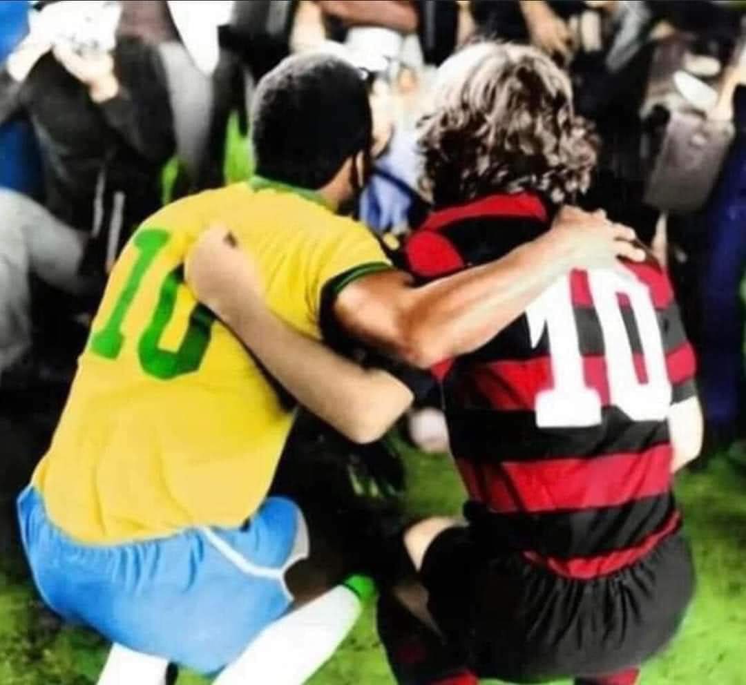 Hoje é o dia pra lembrarmos sempre que nasceu o maior de todos do futebol e pra nossa felicidade era brasileiro. Deus o tenha.