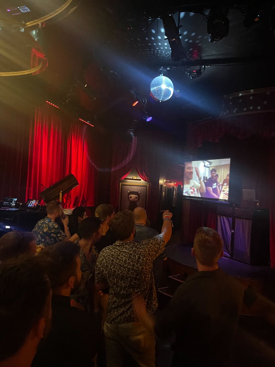 LiveU's tweet photo. Some candids from the @UnlimitedIRL party at @TwitchCon. Great meeting some new streamers and hanging with the OG streamers. Thanks @TaylorWebbIRL and @Xocliw for all your hard work to make the show and this party happen. #IRLbackpack #IRLStreaming #TwitchConLasVegas #LiveUSolo https://t.co/1GBzZ3tzyU