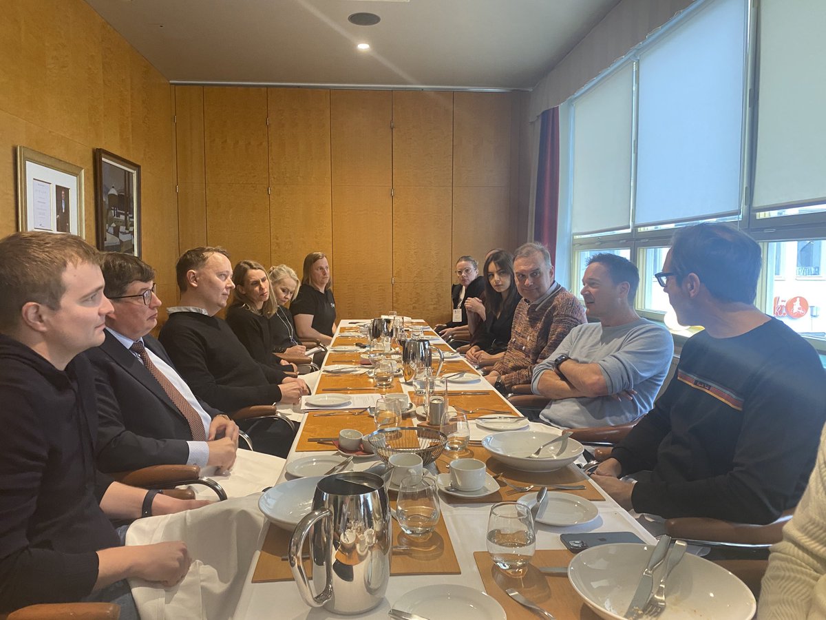 Kiitokset työministeri ⁦<a href="/artosatonen/">Arto Satonen</a>⁩ hyvästä työstäsi ja erinomaisesta tapaamisesta Suomen ⁦<a href="/startupyhteiso/">Suomen startup-yhteisö</a>⁩ kanssa. Olemme täysillä tekemässä yhteistyötä ja omalta osaltamme vahvistamassa suomalaista osaamista, kasvua ja yrittäjyyttä! Uskomme vahvasti tulevaan🇫🇮🇫🇮