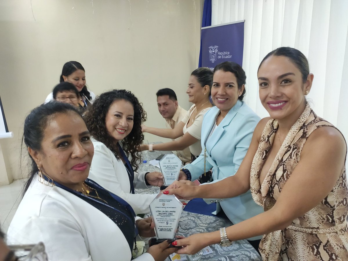 Patricioav70's tweet photo. #MIESChone | Junto a la Coordinadora Zonal 4 y Directora Nacional, celebramos la finalización del servicio Acompañamiento Familiar periodo 2021 - 2023, que brindó apoyo integral a 1632 familias en situación de vulnerabilidad. Gracias a todos los que hicieron posible este logro👏 https://t.co/WqaAeyafXT